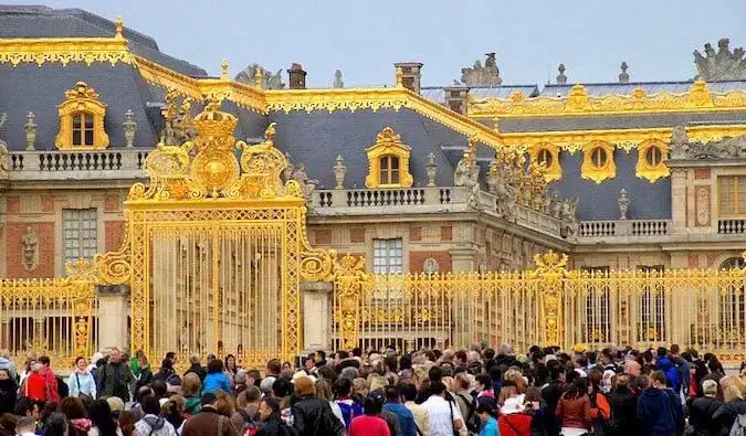 Die goldenen Tore im Schloss von Versailles