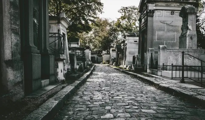 Das Kopfsteinpflaster und die Mausoleen des Friedhofs Père Lachaise in Paris, Frankreich