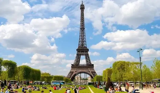 menara Eiffel pada hari yang cerah