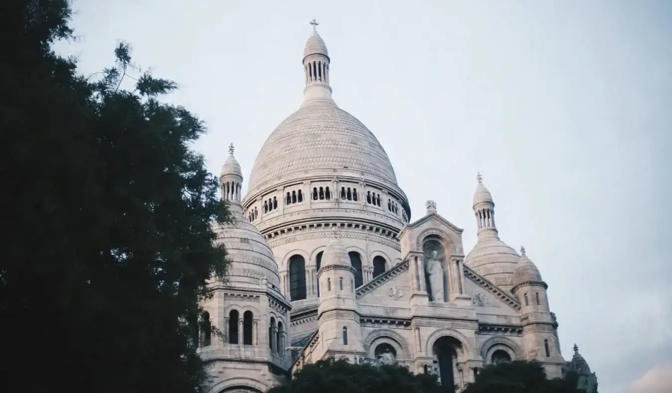 Slavenais Sacre-Coeur Monmartrā Parīzē, Francijā gaišā un saulainā vasaras dienā