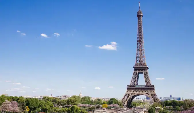 Menara Eiffel di Paris, Perancis pada hari musim panas yang cerah