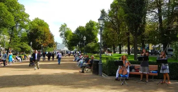 Le parc de l'Esplanade à Helsinki, en Finlande, est si naturel et serein