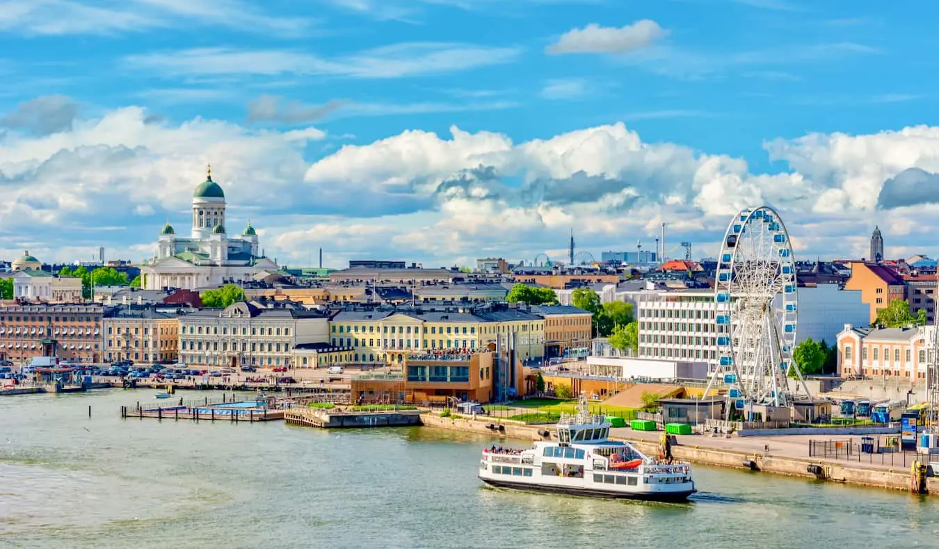 Obzorje osupljivih Helsinkov na Finskem, kot je videti od zgoraj na svetel in sončen poletni dan