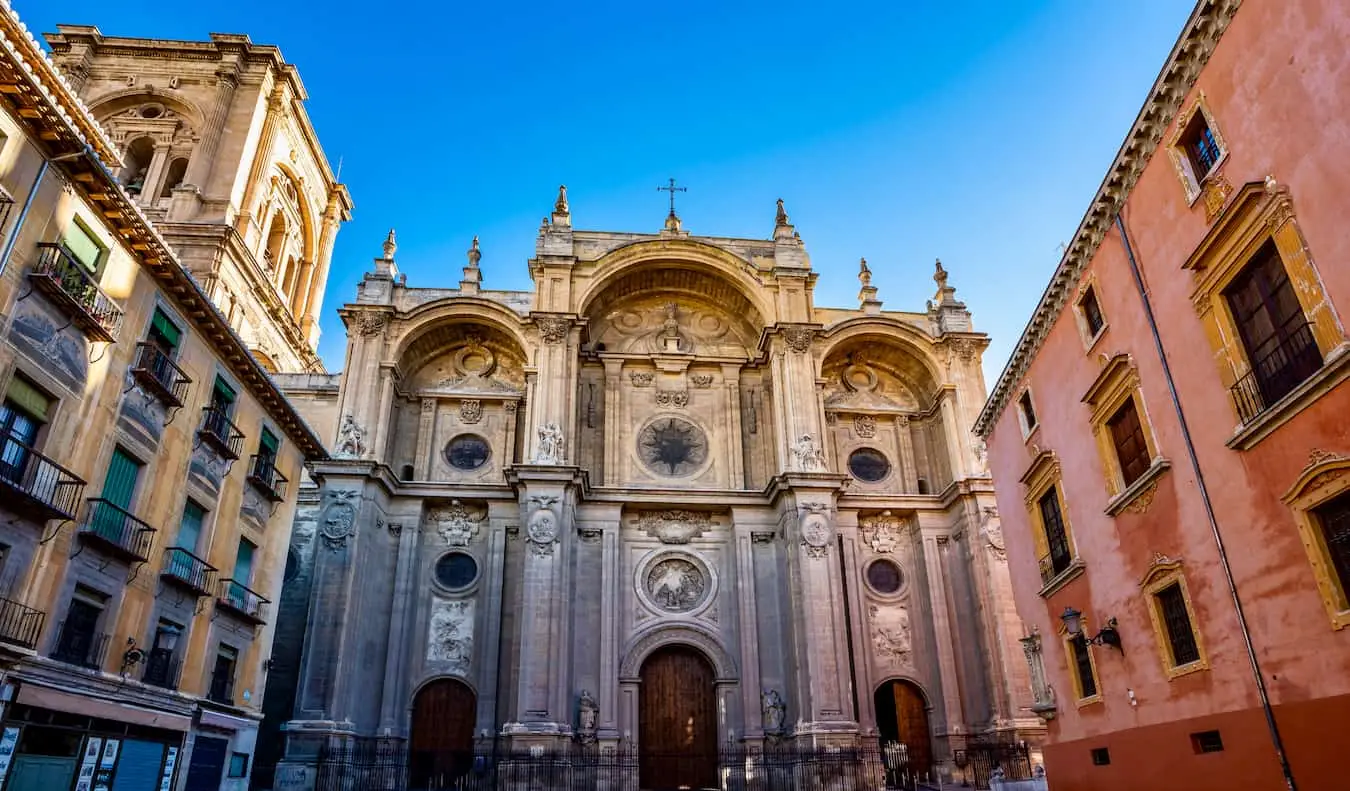 A histórica Catedral de Granada em um dia ensolarado na Espanha