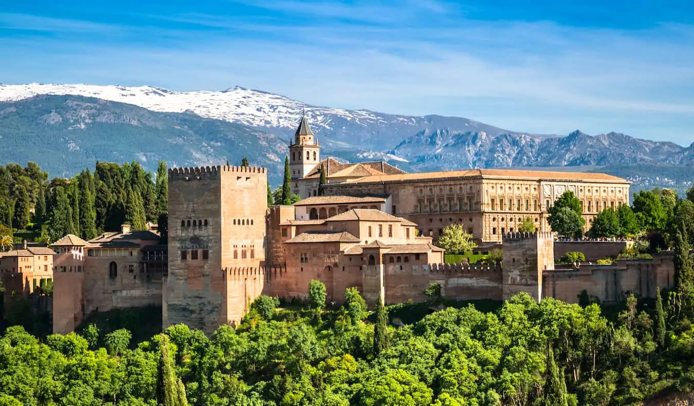 A icônica Alhambra elevando-se sobre Granada, Espanha, em um dia ensolarado de verão