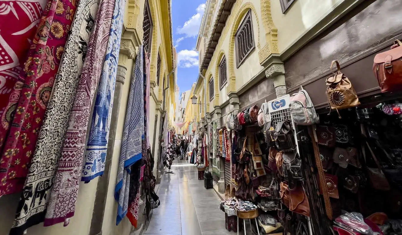 De smale gatene i det gamle jødiske kvarteret i Granada, Spania