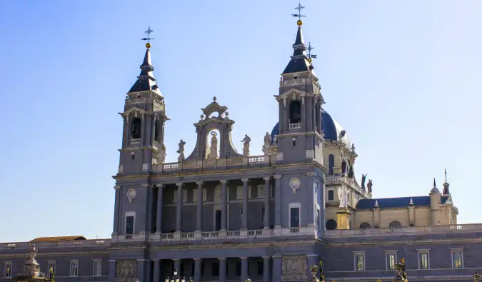 Katedral Madrid pada hari yang cerah dan cerah di Madrid, Sepanyol dengan latar belakang langit biru