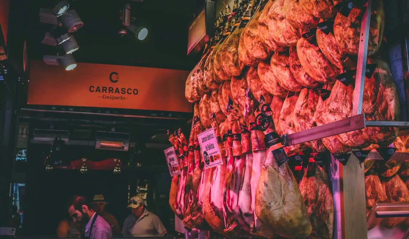 în interiorul Mercado de San Miguel din Madrid, Spania