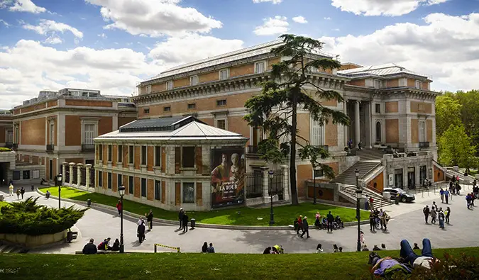 vedere exterioară a celebrului muzeu Prado din emblematicul Madrid, Spania