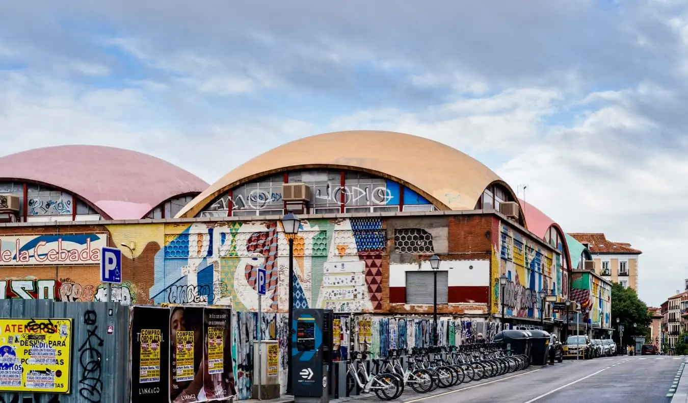 Um enorme armazém de mercado em La Latina, em Madrid, Espanha