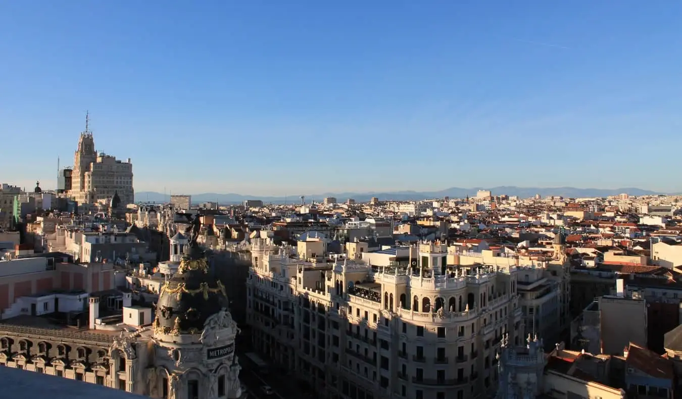 Blick von der Spitze des Circulo de Bellas Artes auf die Skyline von Madrid, mit Bergen im Hintergrund, in Madrid, Spanien