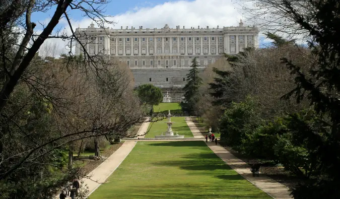 Rua de Madri com carros passando em alta velocidade durante uma foto de longa exposição na Espanha