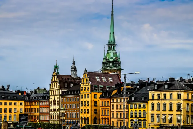 Barevné a historické budovy Stockholmu