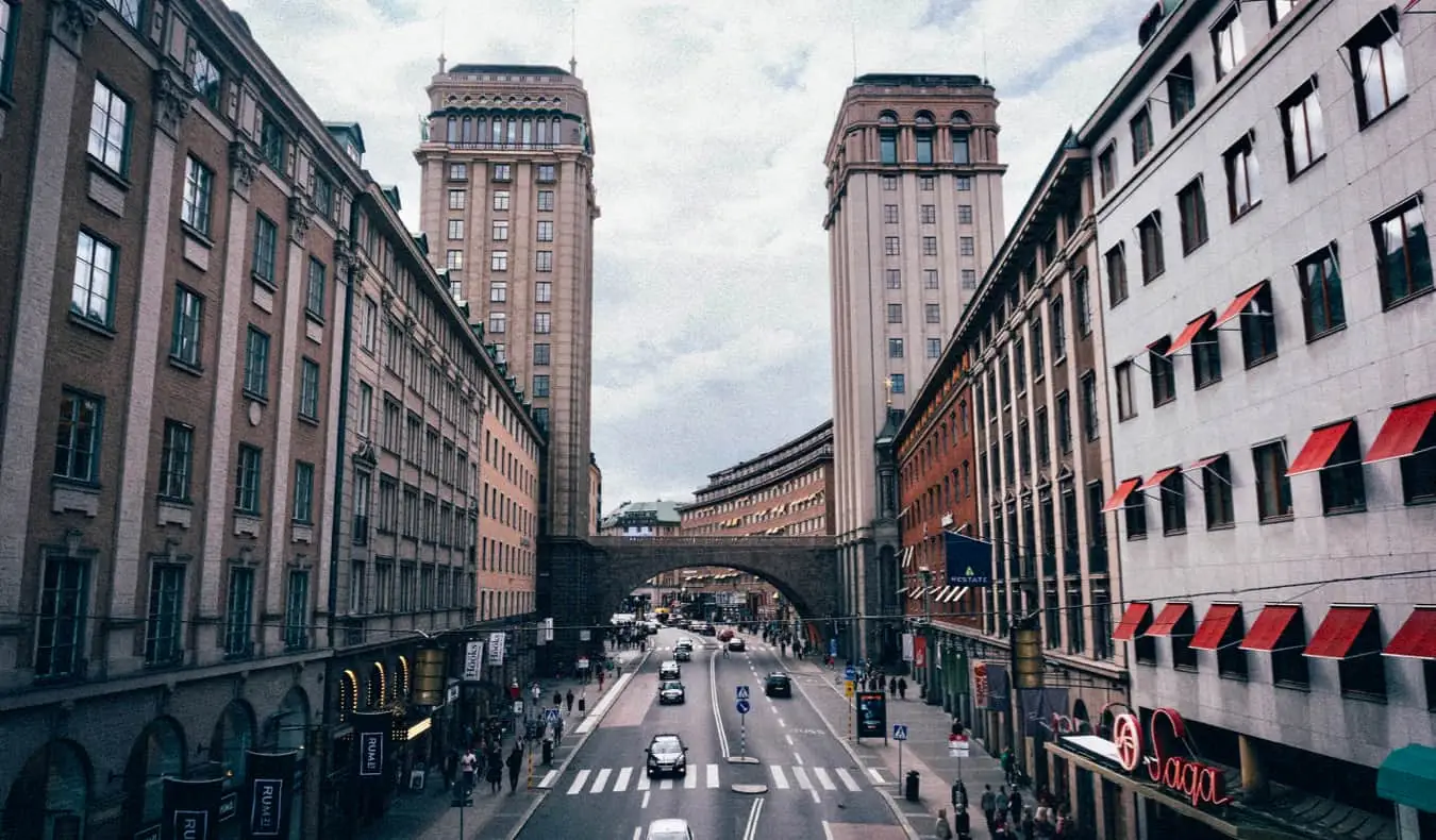 Uma movimentada rua comercial no distrito de Norrmalm, em Estocolmo, Suécia