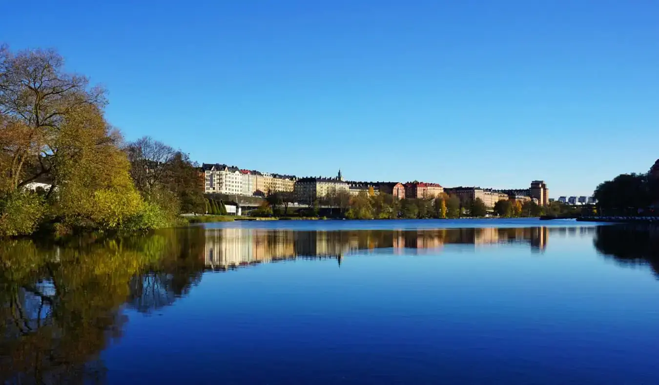 Pohled přes vodu ve Stockholmu do čtvrti Kungsholmen