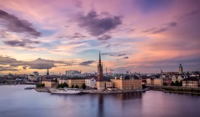 Una fotografía de larga exposición de Estocolmo, la capital de Suecia, al amanecer.