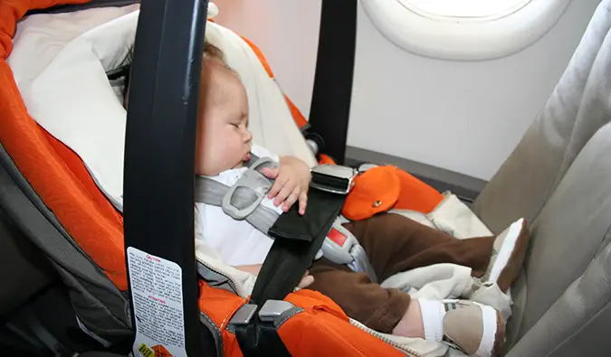 un bebé durmiendo en un avión