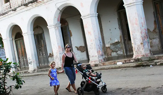 uma família viajando andando por uma rua vazia