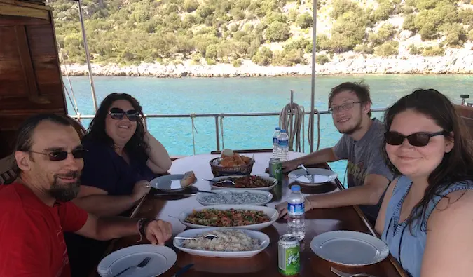 Família Schwarz comendo junta em um cruzeiro pelo Mediterrâneo na Europa