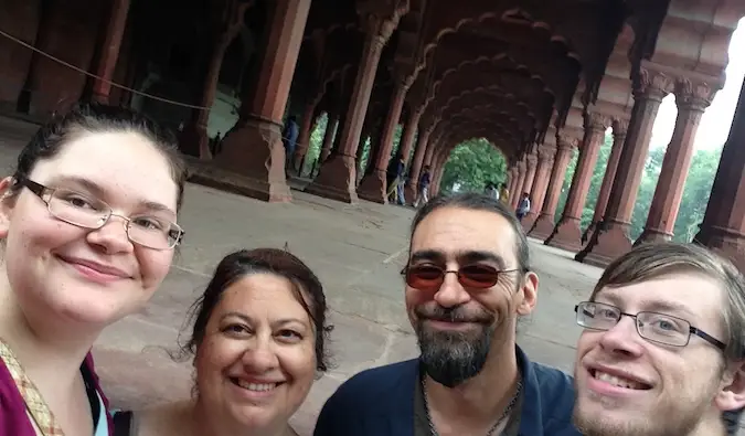 Familia Schwarz făcând un selfie de familie la Fortul Roșu din Delhi, India