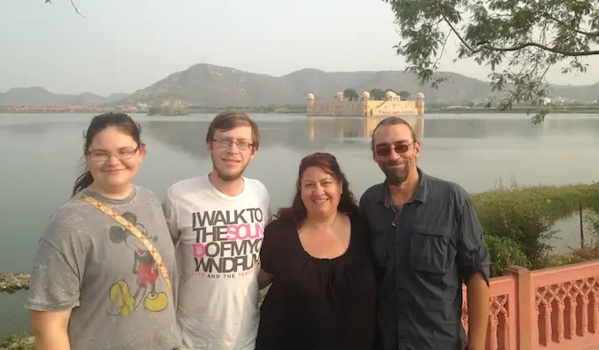 Familia Schwarz pozând pentru o fotografie în fața Palatului Amber din Jaipur, India