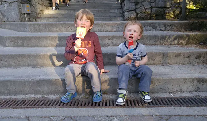 kinderen genieten van snacks