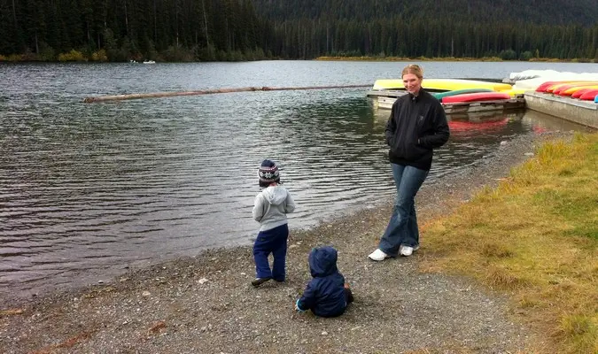 Mamma e bambini giocano al fiume durante un viaggio