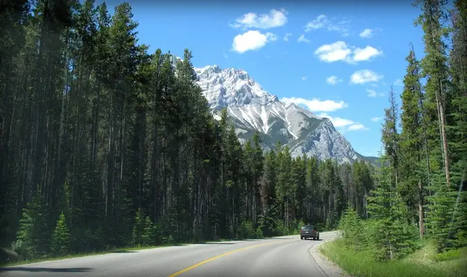 Strada aperta, foresta libera e bellissima catena montuosa