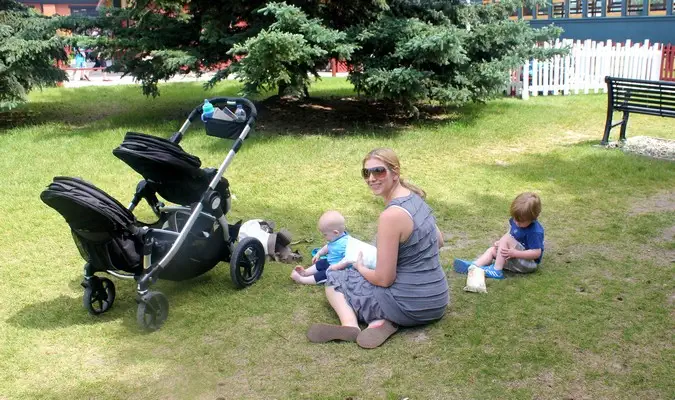 Mor og barn leker i parken under en sommerferie med familie