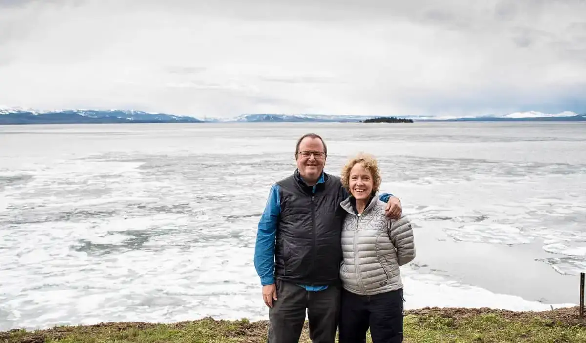 Tom og Kristin, to pensionerede seniorer, der poserer nær havet