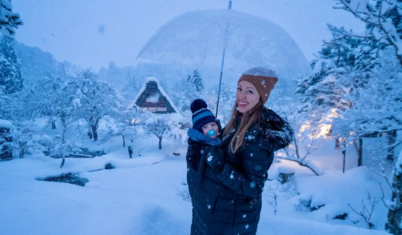 Blogger Kristin Addis reist met haar jonge baby door het besneeuwde Japan