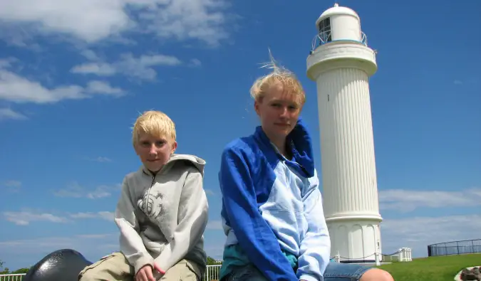 De kinderen van de reisblog Wide Wide World Family poseren voor een foto