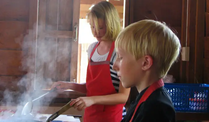 Ang mga bata mula sa The Wide Wide World Family na kumukuha ng cooking class