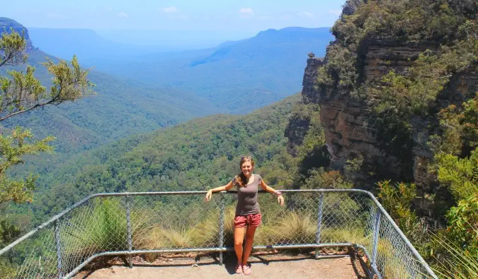 Žena Lauren stojící před svěží australskou krajinou