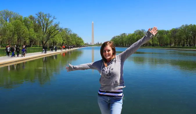 Noia posant des del centre comercial de Washington DC