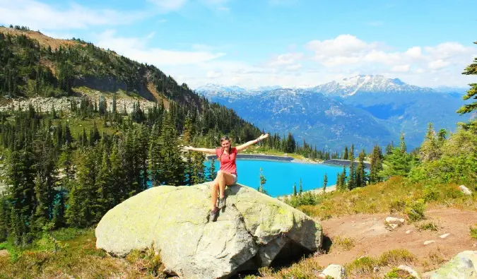 Anant amb motxilla pel Canadà i visitant el paisatge exuberant i el llac de Whistler