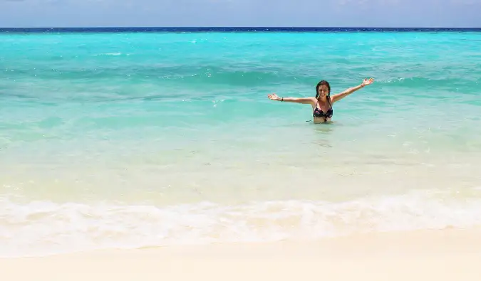 Viatjera nedant a les aigües clares de les Maldives