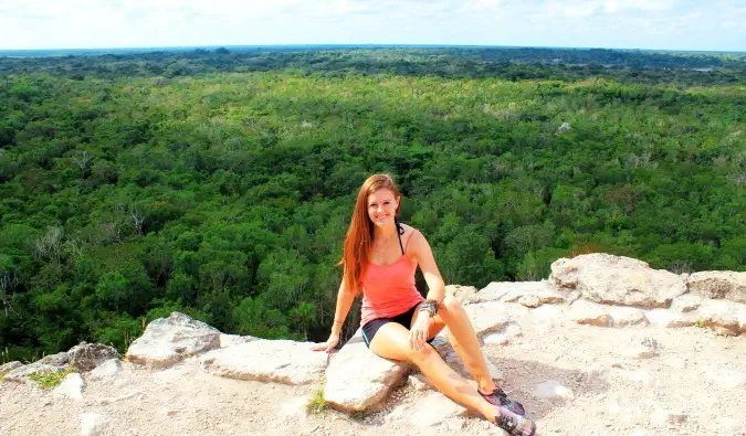 Viajante sozinha caminha até o topo de uma montanha no México