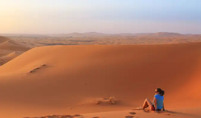 Pelancong perempuan solo berpose di Grand Canyon USA