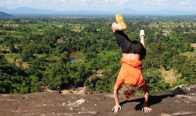 gumagawa ng handstand at tinatanggal ang pagiging mahiyain