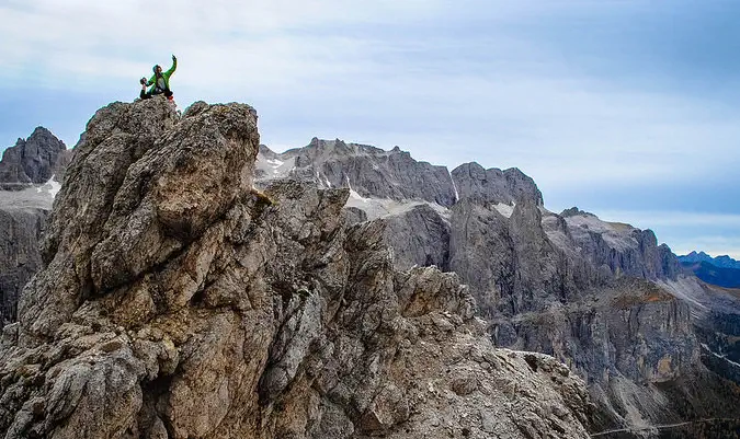 urcând un munte din Himalaya și cucerind călătoriile