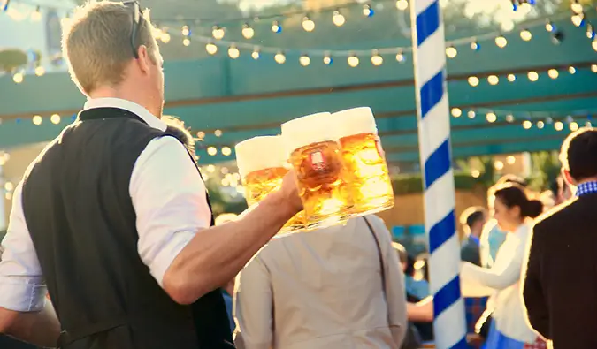 ogromne szklanki piwa oktoberfest w Monachium