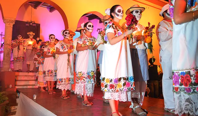 Persones amb maquillatge tradicional per al dia dels difunts