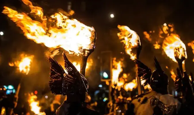 O paradă vikingă la Hogmanay din Edinburgh, Scoția