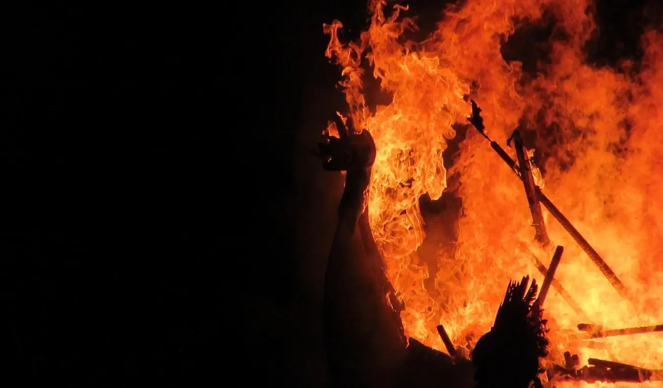 En brinnande vikingabåt under Up Helly Aa