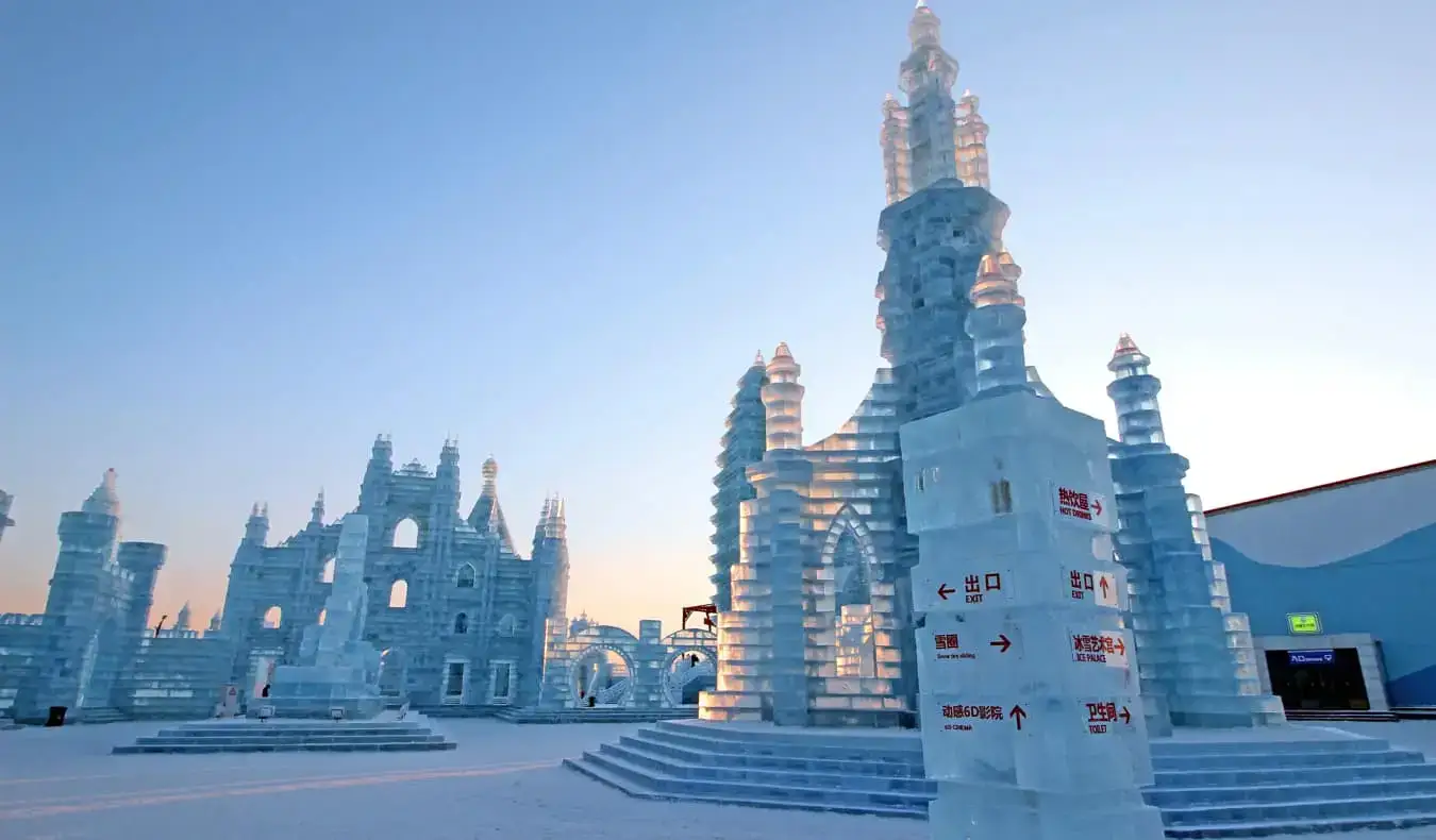 En enorm isskulptur i Harbin, Kina