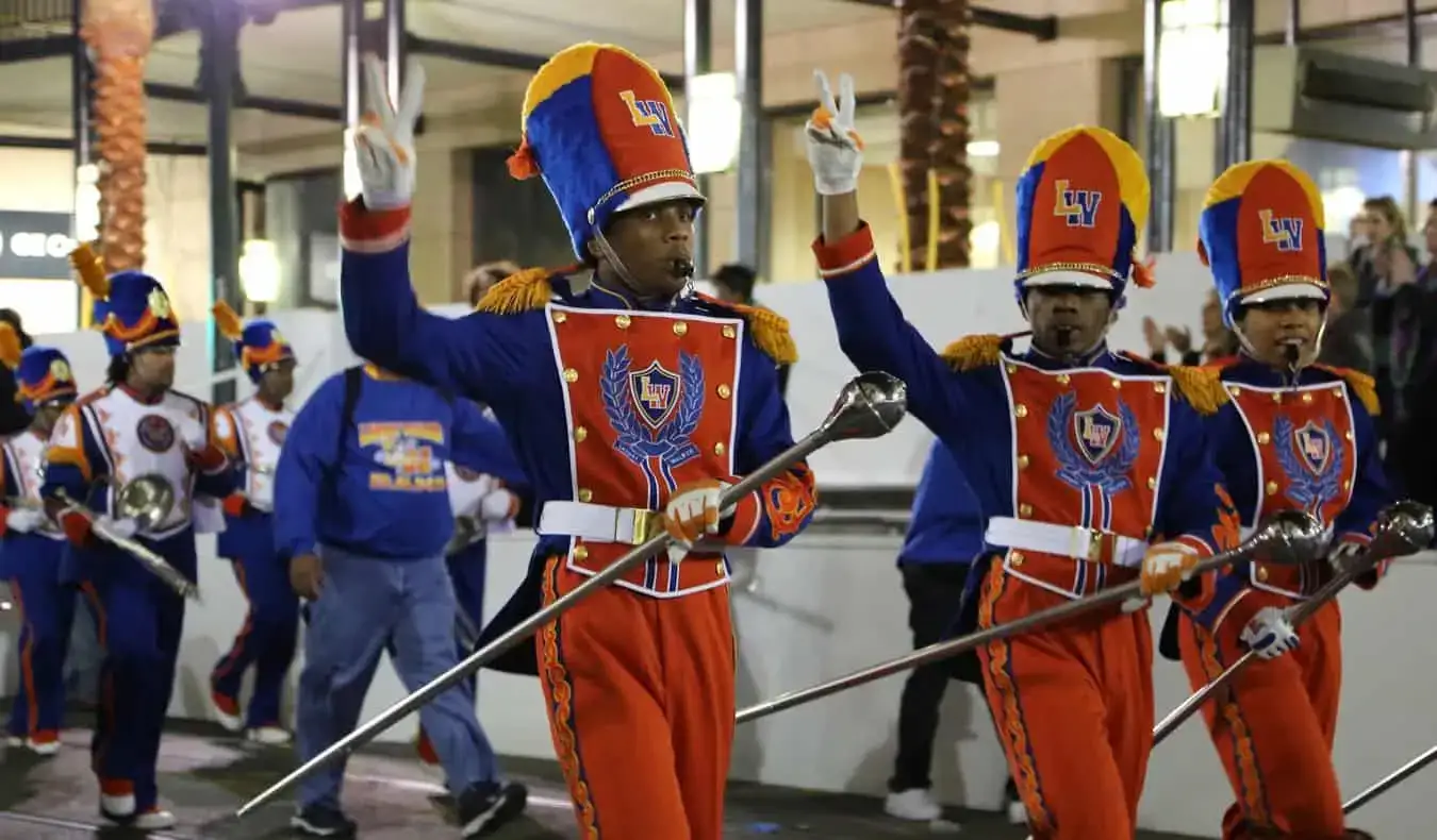 Ett band som uppträder under Mardi Gras-paraden i NOLA