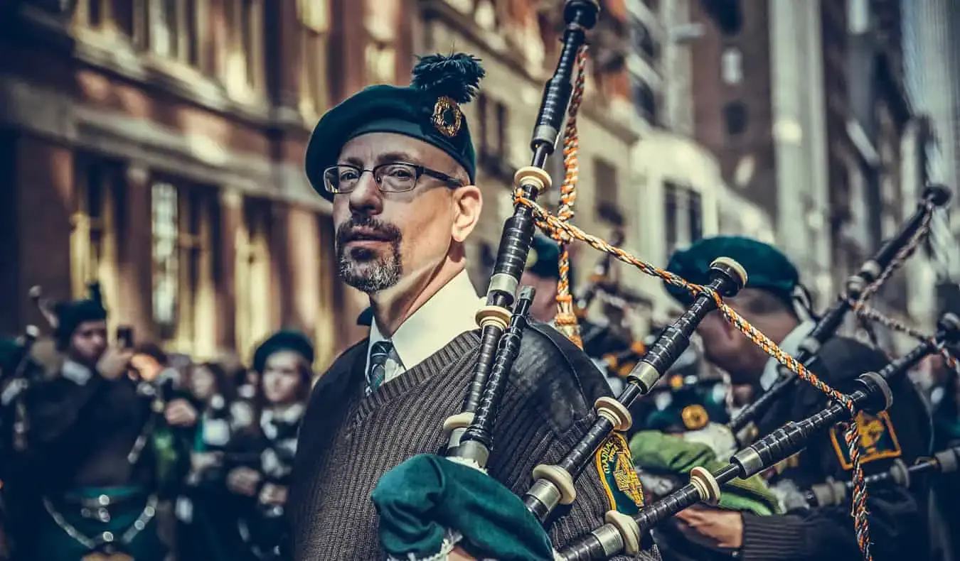 Bagpipes dan sebuah band bermain di St. Patrick