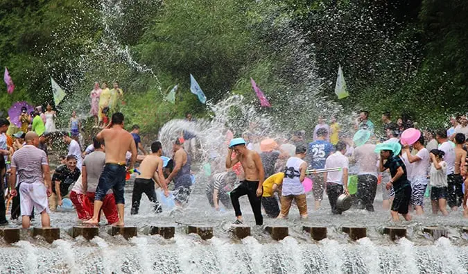 Människor som har en vattenstrid under Songkran, det thailändska nyåret