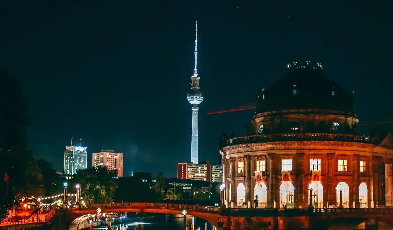 Il centro di Berlino illuminato di notte, con la città